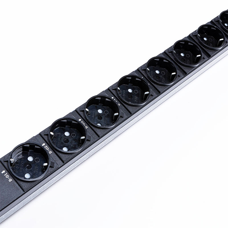 18 Outlets Germany 1U Surge Protection Hot Swappable RS485 Metered Rack PDU