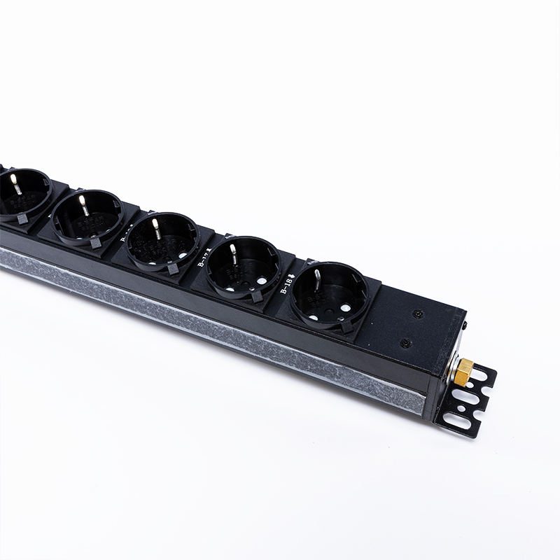 18 Outlets Germany 1U Surge Protection Hot Swappable RS485 Metered Rack PDU